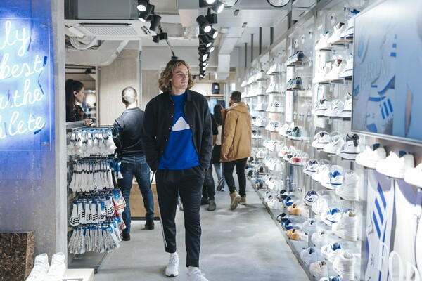 Η Adidas καλωσορίζει τον Στέφανο Τσιτσιπά στο κεντρικό κατάστημα της Ερμού