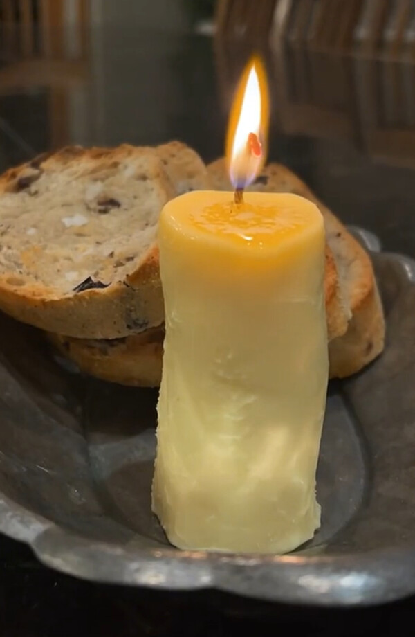 Στο TikTok φτιάχνουν κεριά από βούτυρο -Τα λιώνουν και βουτούν το ψωμί