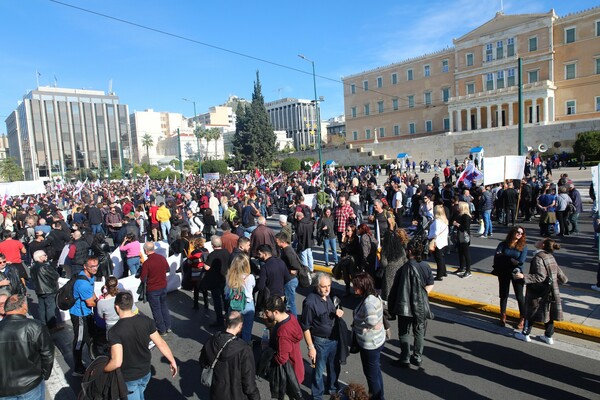 Χιλιάδες εργαζόμενοι στα συλλαλητήρια σε Αθήνα και Θεσσαλονίκη πριν την αποψινή ψήφιση του προϋπολογισμού