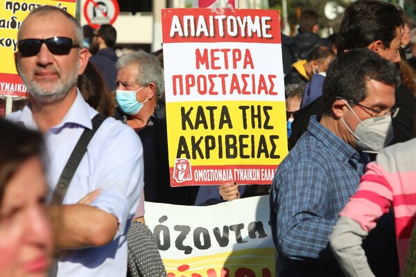 Χιλιάδες εργαζόμενοι στο συλλαλητήριο στο Σύνταγμα πριν την αποψινή ψήφιση του προϋπολογισμού