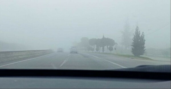 Τοπίο στην ομίχλη η ανατολική Θεσσαλονίκη το πρωί της Κυριακής