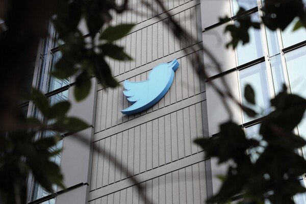 Twitter: Απαγορεύει σε χρήστες να δημοσιεύουν συνδέσμους σε ανταγωνιστικά social media