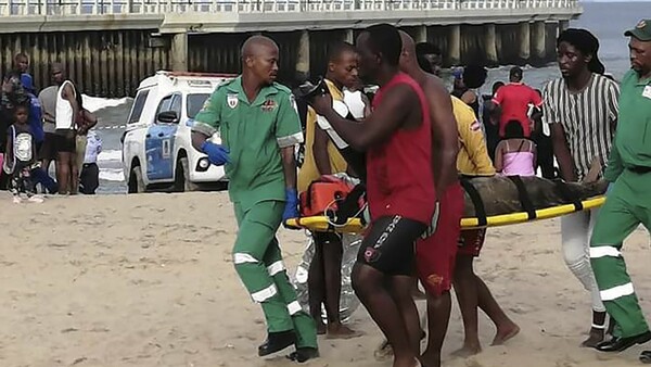 «Τρομακτικό» κύμα παρέσυρε και σκότωσε τρεις λουόμενους σε παραλία της Νότιας Αφρικής