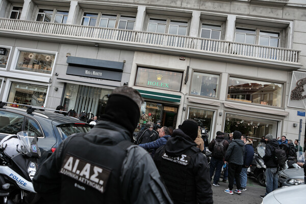 Πώς έγινε η ληστεία στο κατάστημα της Rolex - Εικόνες και μαρτυρίες από την πλατεία Καρύτση