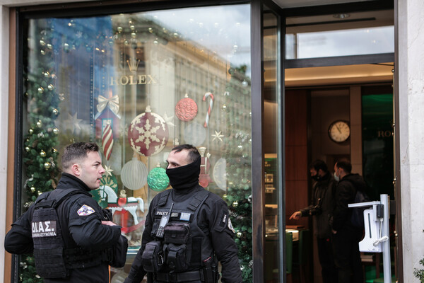 Μαρτυρίες από την ληστεία σε κατάστημα της Rolex στην πλατεία Καρύτση