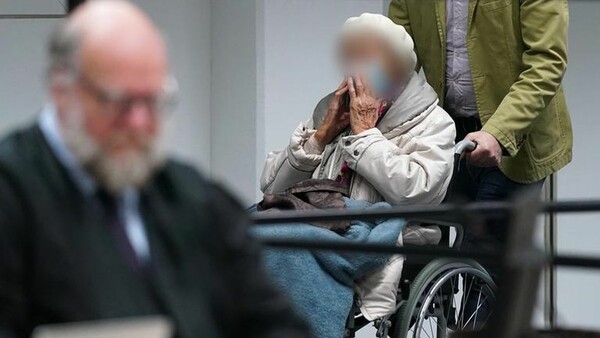 97χρονη καταδικάστηκε από δικαστήριο ανηλίκων ως συνεργός σε φόνο των Ναζί 