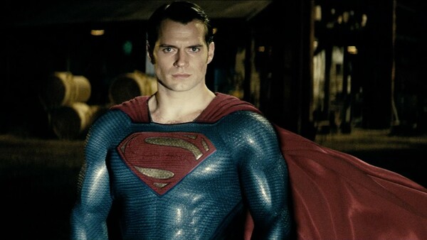 Ο πρόεδρος της DC απαντά στους «ασεβείς» φαν που αντιδρούν στην απόλυση του Χένρι Καβίλ από Superman