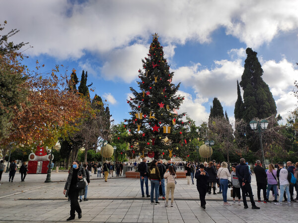 Το χριστουγεννιάτικο δέντρο στο Σύνταγμα