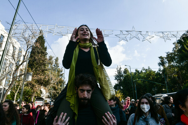 Μαζική πορεία στο κέντρο της Αθήνας από ηθοποιούς και σπουδαστές καλλιτεχνικών σχολών 
