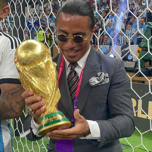 Έρευνα της FIFA για το πώς μπήκε στο γήπεδο ο Salt Bae μετά τον τελικό του Μουντιάλ