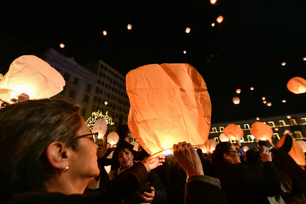«Νύχτα των Ευχών»: Μαγικό σκηνικό στην πλατεία Κοτζιά με εκατοντάδες φαναράκια στον Αττικό ουρανό