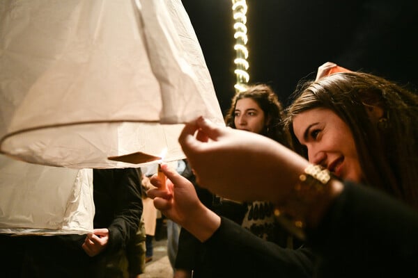 «Νύχτα των Ευχών»: Μαγικό σκηνικό στην πλατεία Κοτζιά με εκατοντάδες φαναράκια στον Αττικό ουρανό
