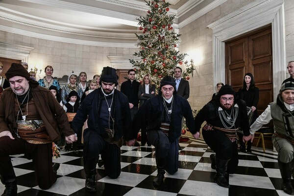 Χριστουγεννιάτικα κάλαντα στην πολιτειακή και πολιτική ηγεσία