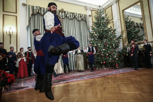 Χριστουγεννιάτικα κάλαντα στην πολιτειακή και πολιτική ηγεσία