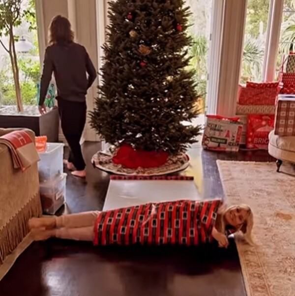 Η Χάιντι Κλουμ τυλίγεται σαν άλλο χριστουγεννιάτικο δώρο κάτω από το δέντρο