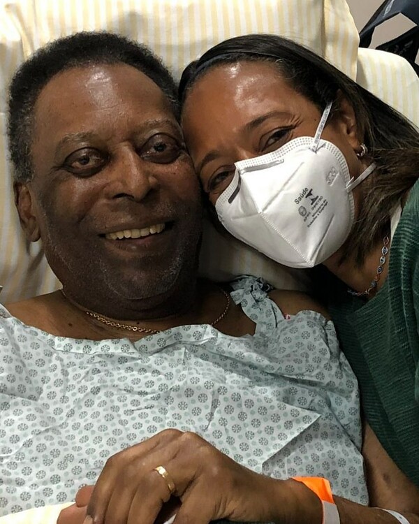 Η κόρη του Πελέ αγκαλιά με τον πατέρα της στο νοσοκομείο: «Ακόμα μια νύχτα μαζί»