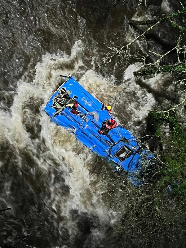 Ισπανία: Λεωφορείο έπεσε σε ποτάμι – Δύο νεκροί και τρεις αγνοούμενοι