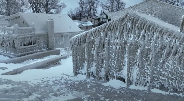 ΗΠΑ: Γλυπτά από πάγο θυμίζουν τα σπίτια λόγω της χιονοθύελλας- Στους 28 οι νεκροί 