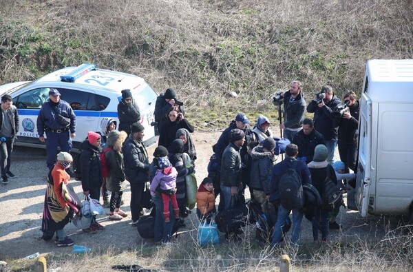Δημοσίευμα του Associated Press για τον Έβρο: Σκληραίνουν τα εξωτερικά σύνορα της ΕΕ, σκληραίνουν και οι συμπεριφορές