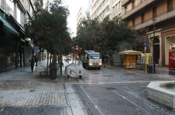 Χριστούγεννα στην άδεια Αθήνα- Εικόνες από το έρημο κέντρο της πόλης