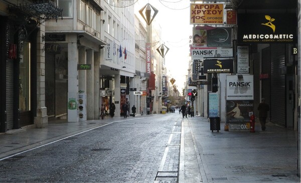 Χριστούγεννα στην άδεια Αθήνα- Εικόνες από το έρημο κέντρο της πόλης