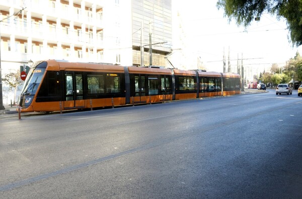 Χριστούγεννα στην άδεια Αθήνα- Εικόνες από το έρημο κέντρο της πόλης