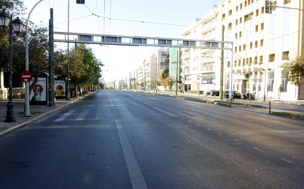 Χριστούγεννα στην άδεια Αθήνα- Εικόνες από το έρημο κέντρο της πόλης