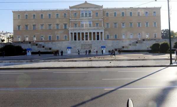 Χριστούγεννα στην άδεια Αθήνα- Εικόνες από το έρημο κέντρο της πόλης