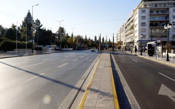 Χριστούγεννα στην άδεια Αθήνα- Εικόνες από το έρημο κέντρο της πόλης