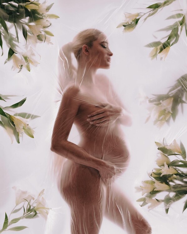 Ιωάννα Τούνη: Φωτογραφίζεται (ξανά) γυμνή λίγο πριν τη γέννηση του γιου της 