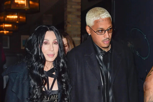Έντονη φημολογία για αρραβώνα της Cher με τον 36χρονο σύντροφό της- Η φωτογραφία με το μονόπετρο