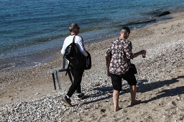 Χριστούγεννα στην παραλία: Εορταστικές βουτιές στη θάλασσα με 20 βαθμούς Κελσίου