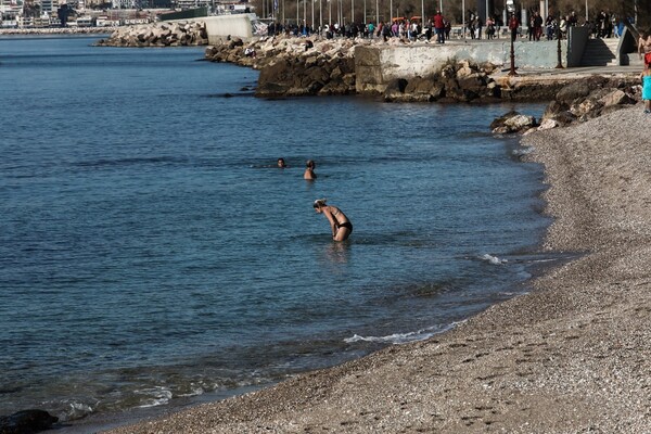 Χριστούγεννα στην παραλία: Εορταστικές βουτιές στη θάλασσα με 20 βαθμούς Κελσίου