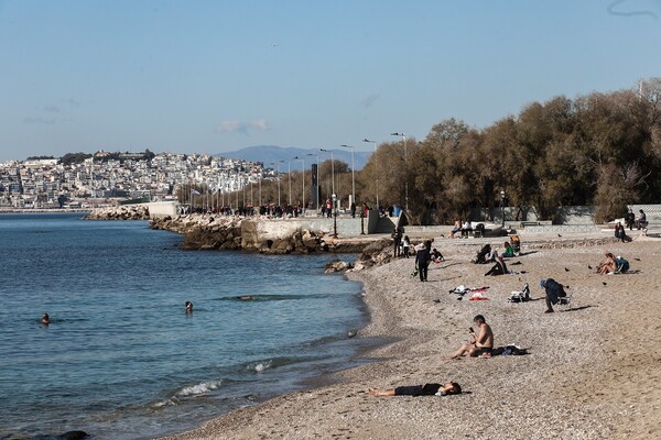Χριστούγεννα στην παραλία: Εορταστικές βουτιές στη θάλασσα με 20 βαθμούς Κελσίου