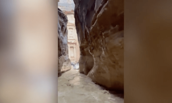 Εκκενώθηκε από τους τουρίστες η Πέτρα της Ιορδανίας λόγω πλημμυρών 