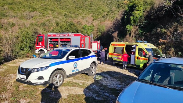 Ιωάννινα: ΙΧ οικογένειας έπεσε σε γκρεμό 80 μ.- Απεγκλωβίστηκαν με ελαφρά τραύματα 