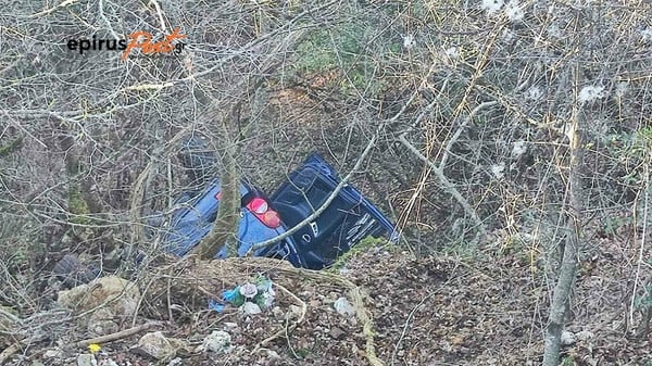 Ιωάννινα: ΙΧ οικογένειας έπεσε σε γκρεμό 80 μ.- Απεγκλωβίστηκαν με ελαφρά τραύματα