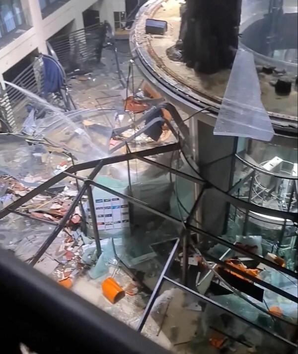 Ειδικός εξηγεί γιατί έγινε θρύψαλα το σούπερ-ενυδρείο στο ξενοδοχείο στο Βερολίνο