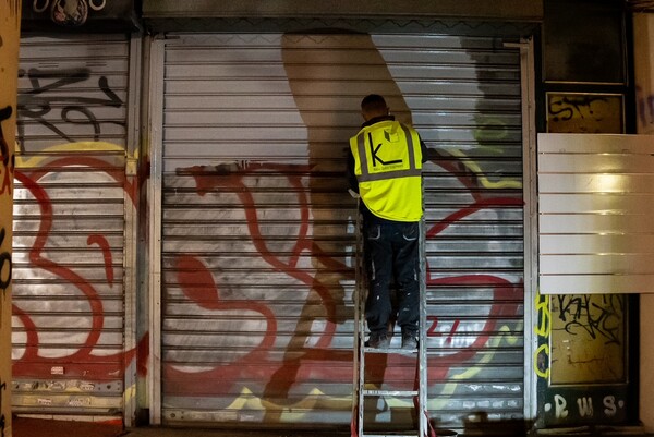 Ο Δήμος Αθηναίων κάνει τη «μεγαλύτερη αντι-γκράφιτι επιχείρηση που έχει γίνει ποτέ στην Αθήνα»