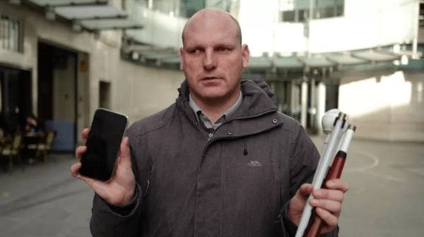 Τυφλός ρεπόρτερ του BBC ακινητοποίησε κλέφτη- Πήρε πίσω το κινητό που του είχε αρπάξει