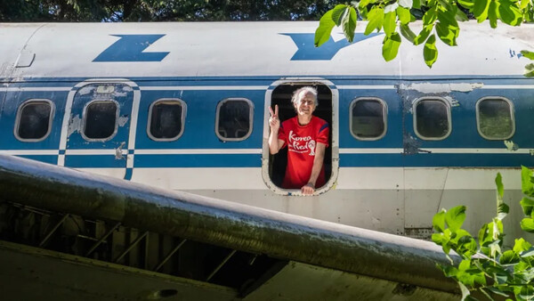 Αγόρασε 100.000 παλιό αεροσκάφος και ζει σε δάσος του Όρεγκον - Ήταν της Ολυμπιακής και του Αριστοτέλη Ωνάση 