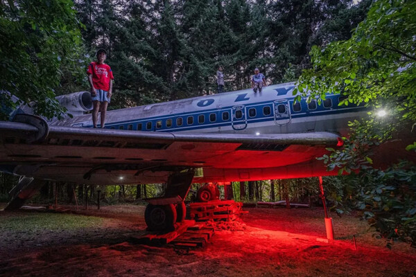 Αγόρασε 100.000 παλιό αεροσκάφος και ζει σε δάσος του Όρεγκον - Ήταν της Ολυμπιακής και του Αριστοτέλη Ωνάση 