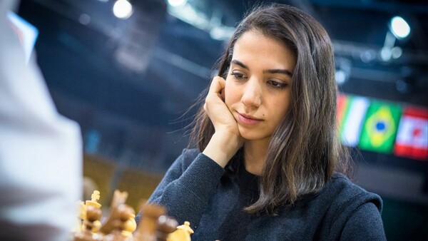 Ιρανή σκακίστρια αγωνίστηκε σε τουρνουά στο Καζακστάν χωρίς να φορά χιτζάμπ