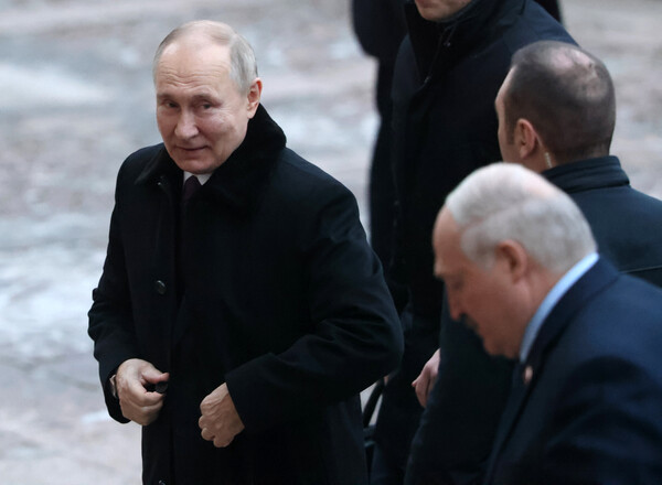 Ο Βλαντίμιρ Πούτιν με μαύρο παλτό