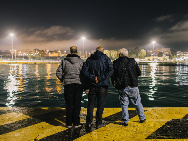 Ένα βράδυ με τους άστεγους στο λιμάνι του Πειραιά