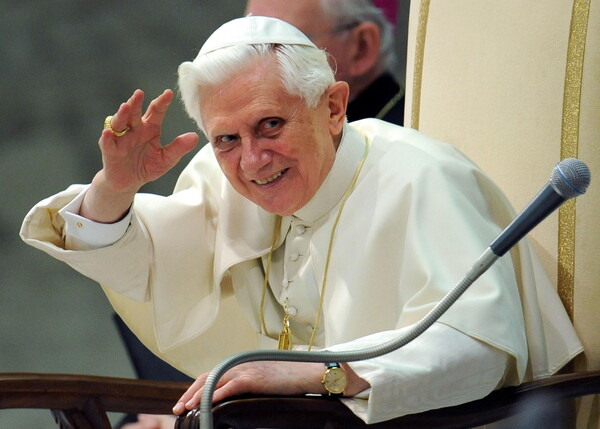 Ο πάπας Βενέδικτος χαιρετά