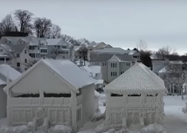 Σπίτια σαν γλυπτά από πάγο