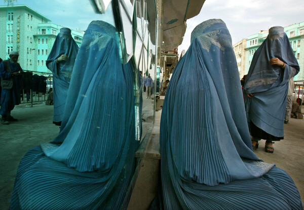 Το Αφγανιστάν διώχνει τις γυναίκες από σχολεία και Πανεπιστήμια
