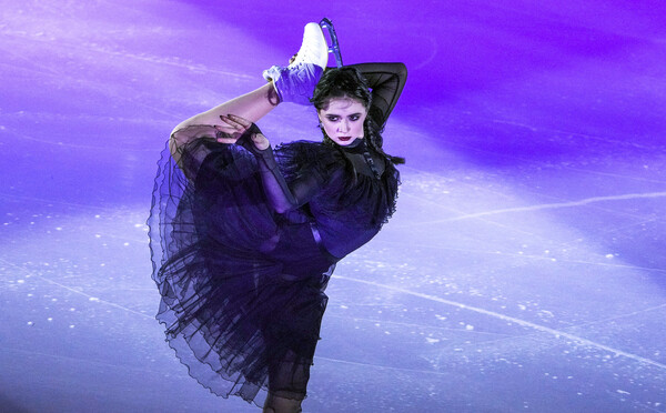 Η Καμίλα Βαλίεβα μεταμορφώθηκε σε Wednesday -To viral χορευτικό στο καλλιτεχνικό πατινάζ