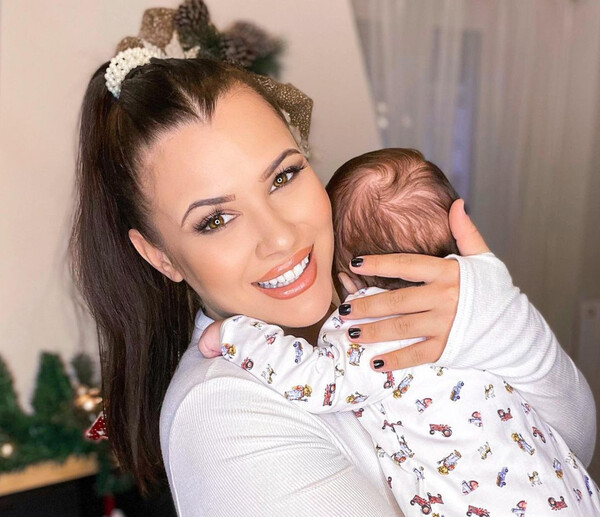 Η Λάουρα Νάργες με το μωρό αγκαλιά